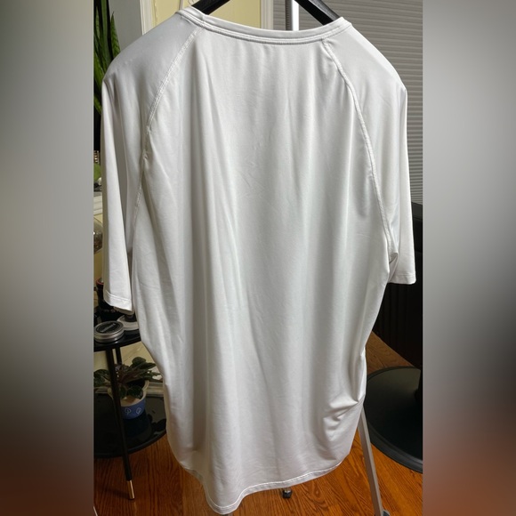 Beautiful Nike Pro T-Shirt - Picture 3 of 3